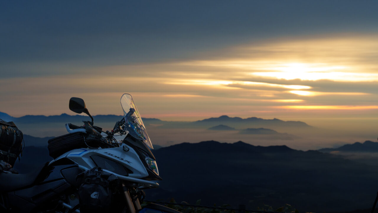 雲海とバイク(HONDA 400X)